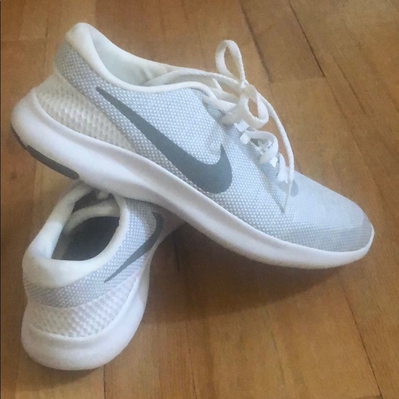 Tennis shoes Nike - Picture 2 of 3